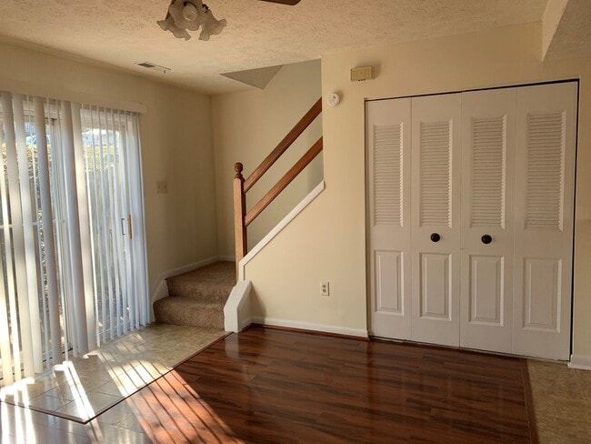 Building Photo - Tenbury Square Townhomes Off Old Forest Road