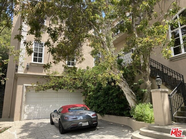 Building Photo - 898 N Bundy Dr
