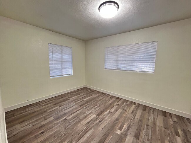 Building Photo - No Hoa! Single Story House with 4 Bedrooms 2 Bathrooms!