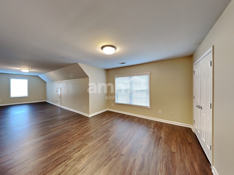 Building Photo - 907 Yancey Ct