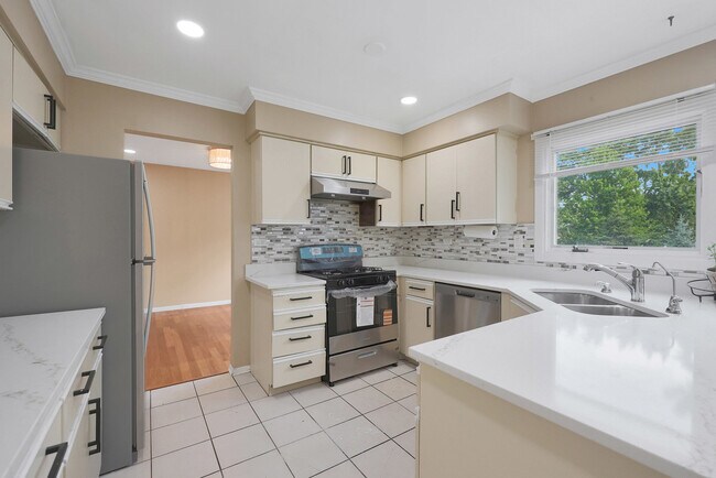Building Photo - 1356 Larchmont Dr