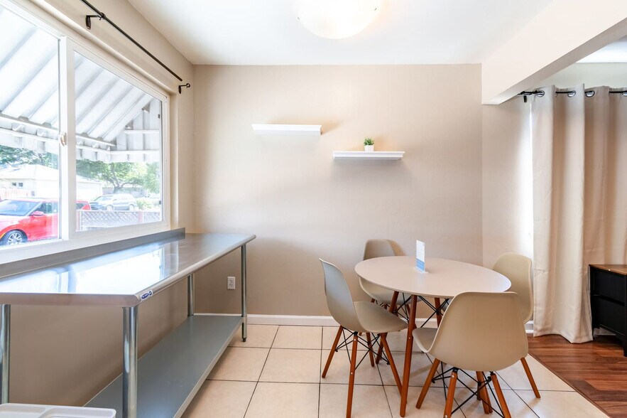 Building Photo - 2312 Bonar St