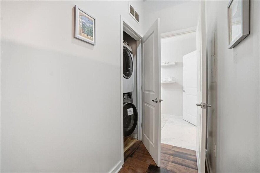 Building Photo - 923 Peachtree St NE