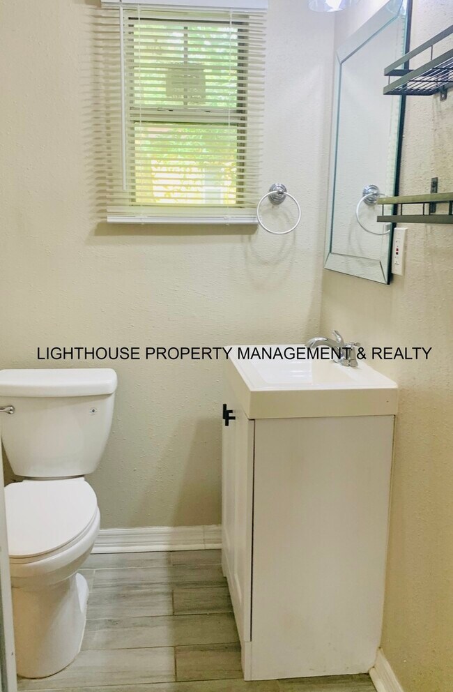 Building Photo - Huge 4 Bedroom Home With Sunroom And Garage
