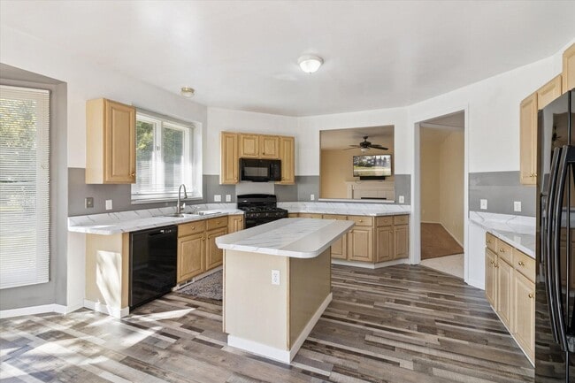 Building Photo - 45443 Glengarry Blvd