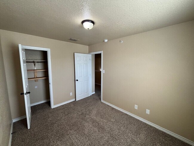 Building Photo - Spacious 3-Bedroom Townhome – Great Location!