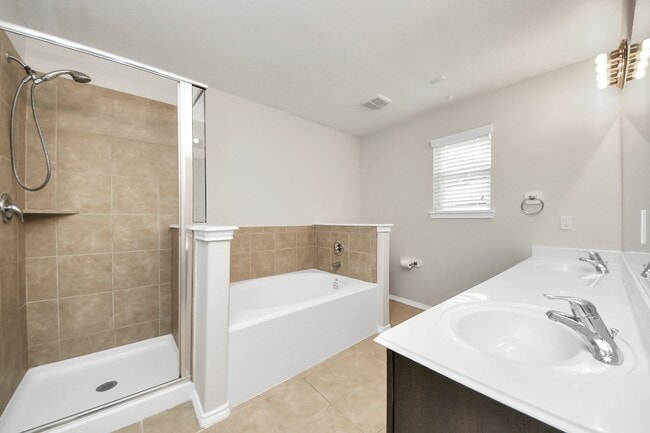 Building Photo - 21823 Wildcroft Dr