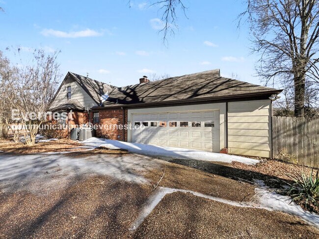 Building Photo - 3 Bed/3 Bath Home with Carport / Pet-Friendly / Available Now!