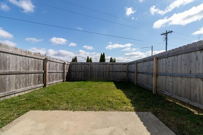 Building Photo - Two Bedroom and 1.5 Bathroom Townhome with...