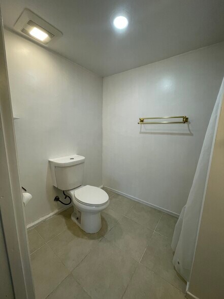 Building Photo - 6439 Graves Ave