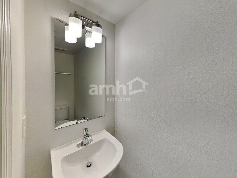 Building Photo - 10619 Opus Dr