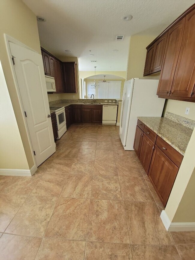 Building Photo - 3 Bedroom / 3 Bathroom - Tidelands