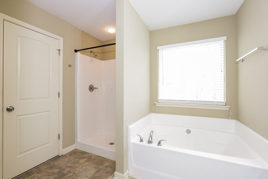 Building Photo - 496 Hill Crest Cir