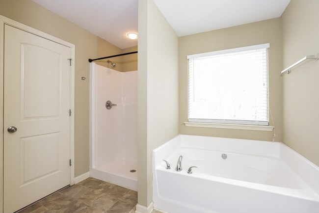 Building Photo - 496 Hill Crest Cir