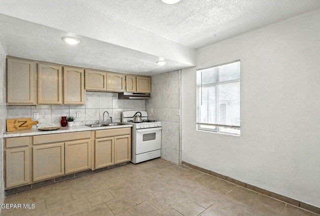 Building Photo - 5912 Cleveland Ave