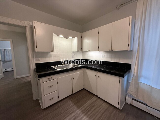 Building Photo - Full of Historic Charm & Character - Perry District  3 Bed/1 Bath Home