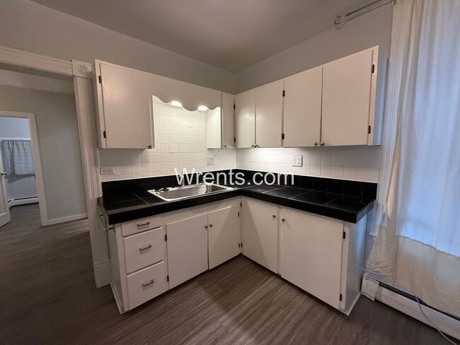 Building Photo - Half Off First Month's Rent Move in Special!! Perry District - 3 Bed/1 Bath Home