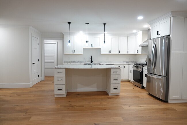 Building Photo - 4 Mill Pond LN