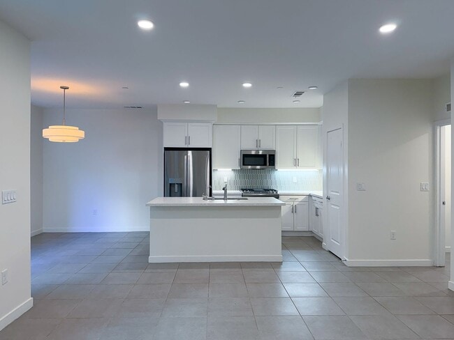 Building Photo - 1568 E Thompson Blvd