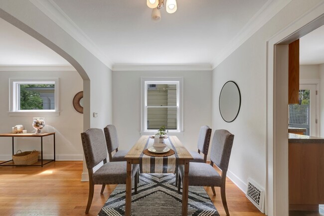 Building Photo - Charming 3BR Townhome in Seattle