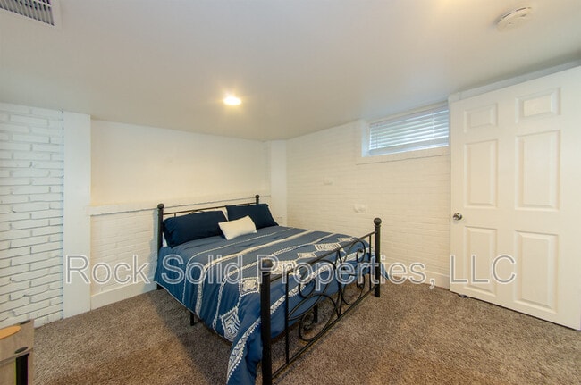 Building Photo - 516 E 6th St