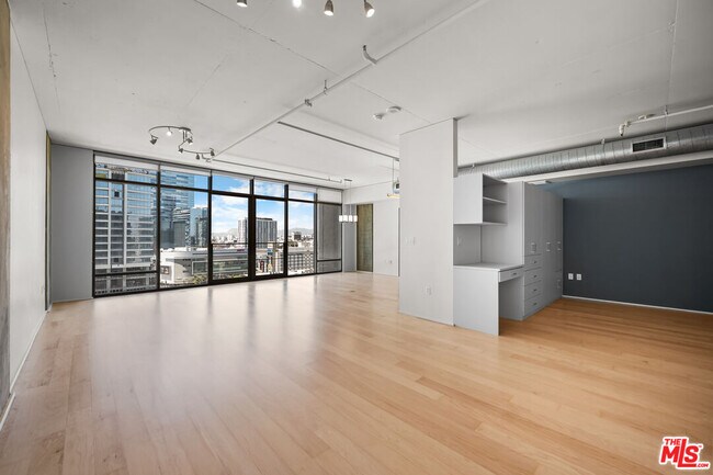 Building Photo - 1100 S Hope St