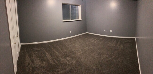 Building Photo - Spacious Sandy Rambler w 2 car attached