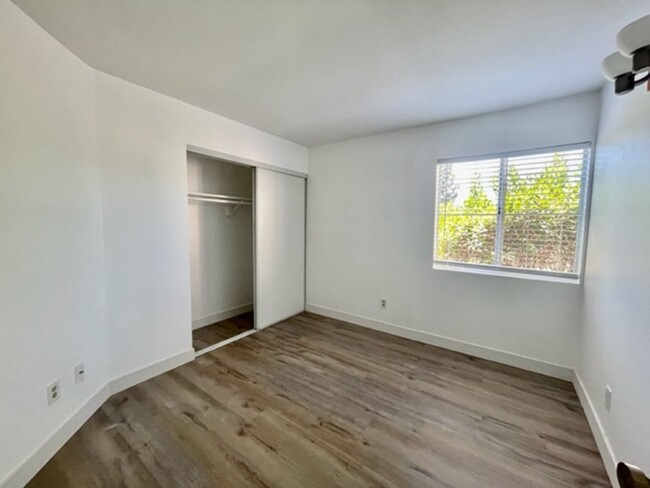 Building Photo - Fully Remodeled 3 Bed 2 Bath East lake