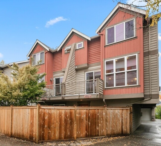 Primary Photo - Immaculate Urban Townhome in Famed Alaska ...