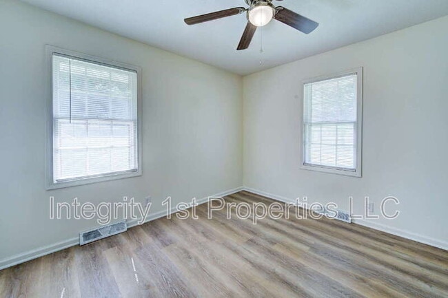 Building Photo - 9002 Bayless Rd