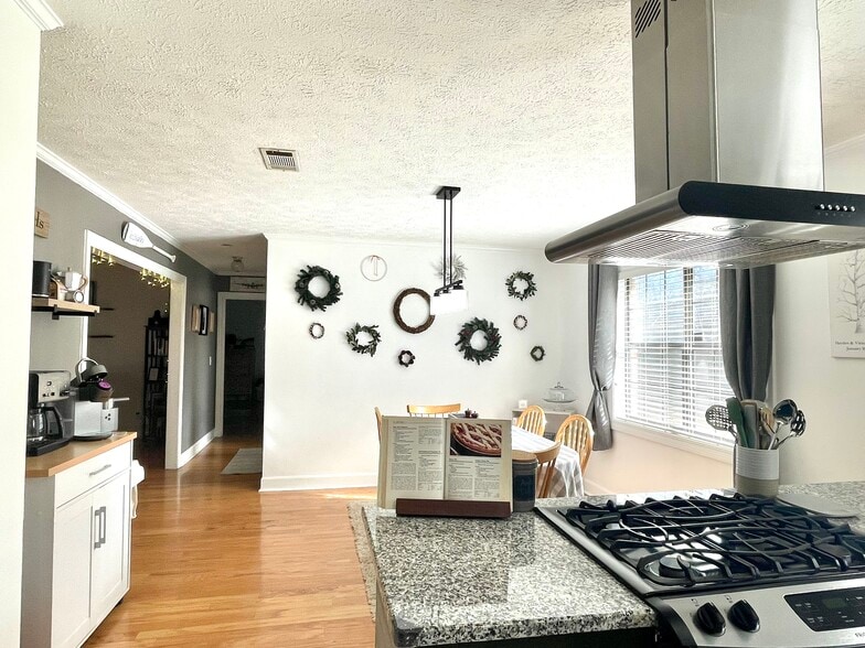 Building Photo - 39 Cedar Dr