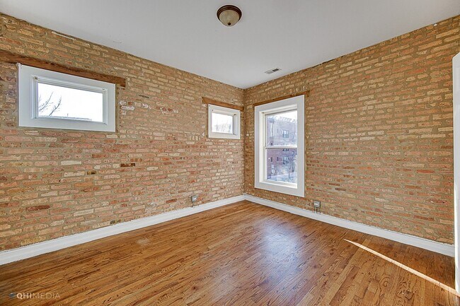 Building Photo - Amazing Woodlawn 3 Bedroom Apartment With ...