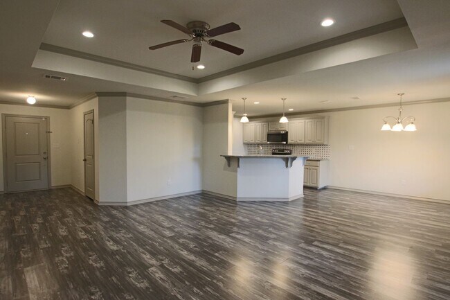 Building Photo - Beautiful 3 Bedroom 2 Bathroom Townhouse i...