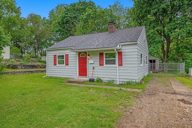 Building Photo - Cute Remodeled Two Bedroom 1 Bathroom Bung...