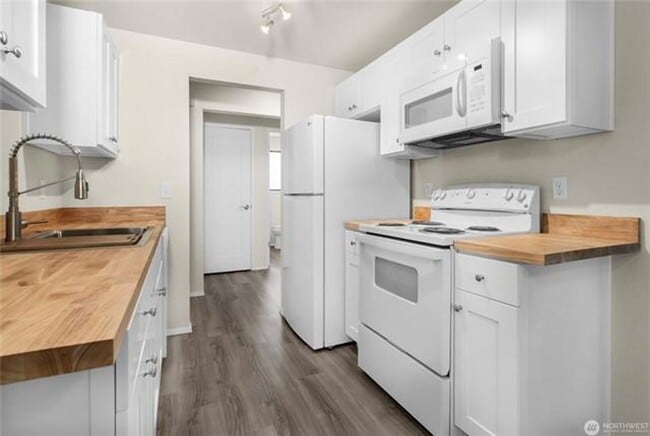Building Photo - Beautifully Updated Duplex | W/D Included | Ideal for JBLM Commuters