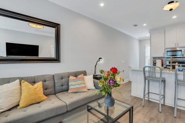 Primary Photo - 306 W Gaston St