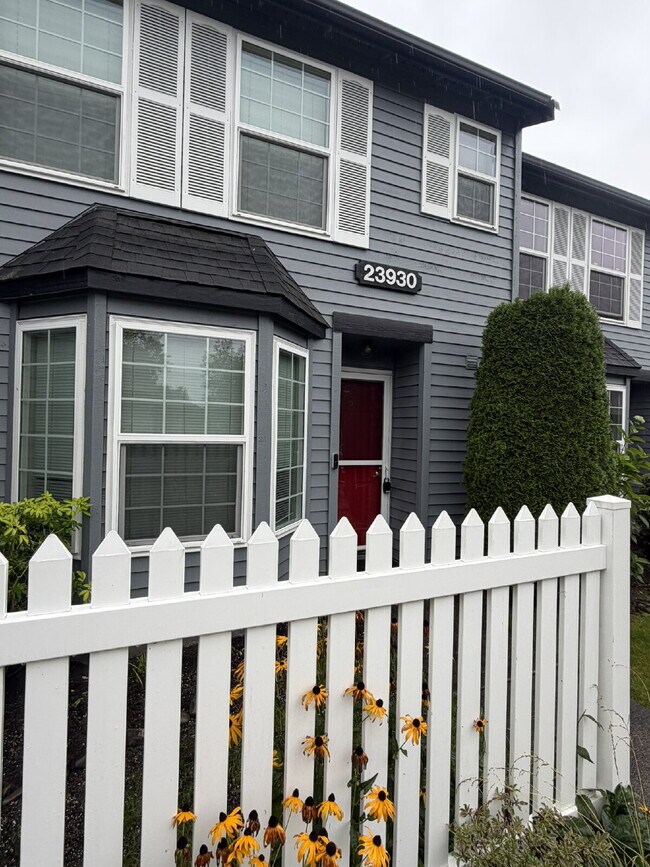 Building Photo - 2 Bedroom Townhome in Kent, Available for Immediate Move In