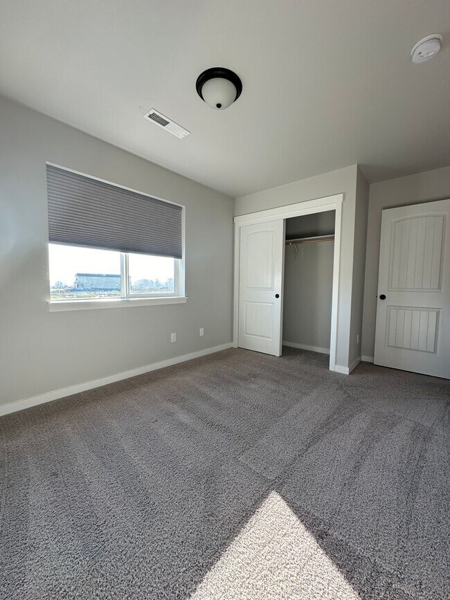 Building Photo - 3 Bedroom 2.5 Bath Newberg OR