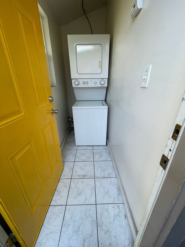 Building Photo - 1070 54th St