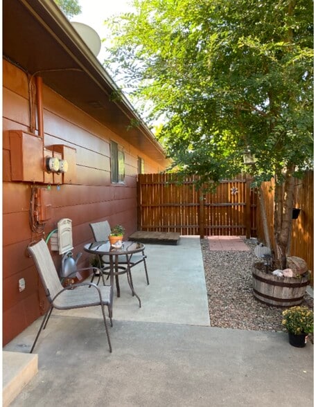 Building Photo - 813 Pine Ave