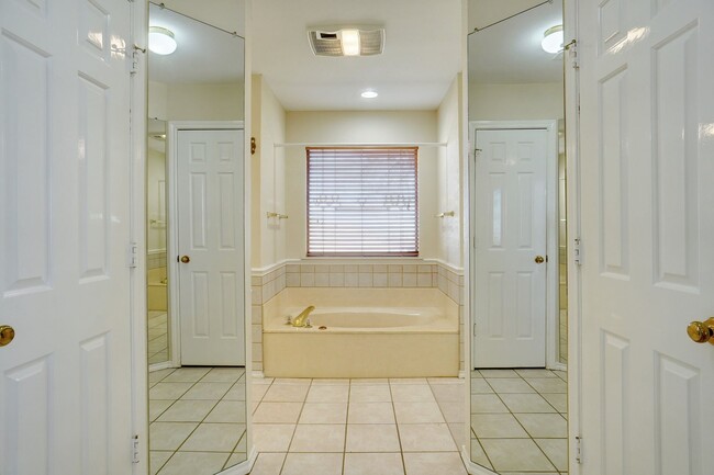 Building Photo - Beautiful Benbrook Home on Quarter Acre