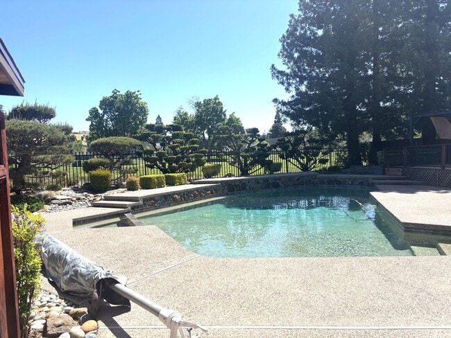 Building Photo - Stunning 4-Bedroom Home on Golf Course wit...