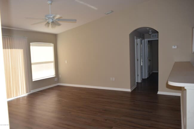 Building Photo - 458 Fitzsimmons St