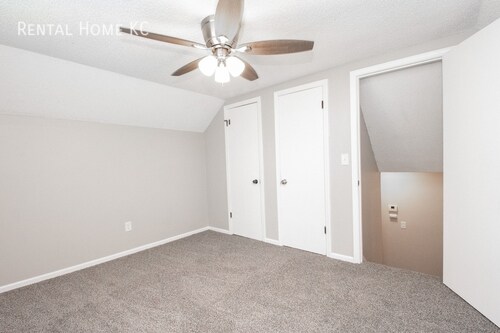 Building Photo - Roomy 3-bed 2-bath Duplex w/Fin Lower Leve...