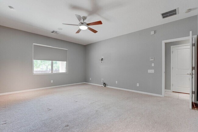 Building Photo - 2589 Chateau Clermont St