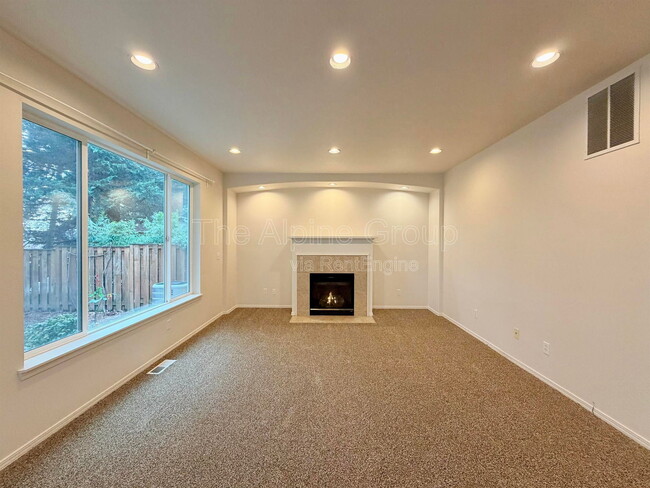 Building Photo - 958 SE Roundelay St