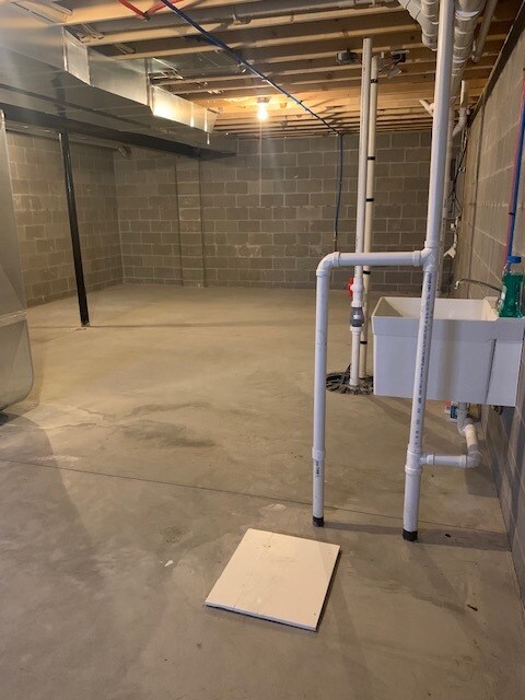 Basement and sink - 6072 Herons Cir
