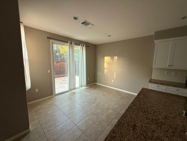 Building Photo - 305 MacArthur Way