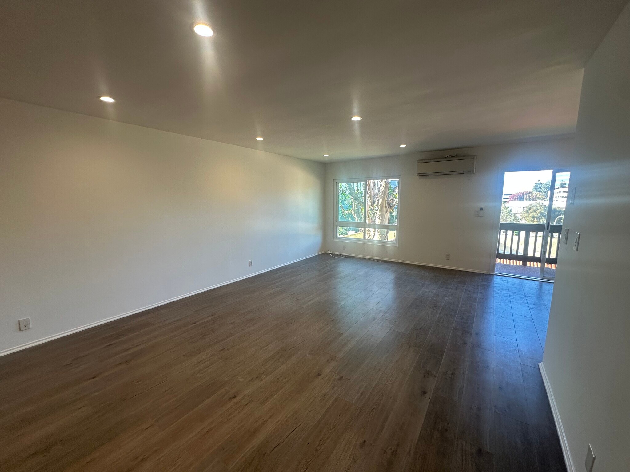 Building Photo - 5950 Buckingham Pky