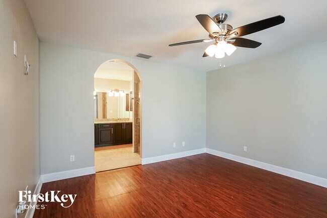 Building Photo - 913 SW 21st Ln